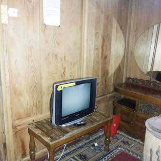 Derbyshire Houseboat, Srinagar 3